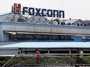 Workers walk outside Hon Hai Group's Foxconn plant in Shenzhen, Guangdong province, China, on Wednesday, May 26, 2010. Gou said nine of the 11 company workers who either committed suicide or attempted to had worked at the company less than a year, and six had been employed for less than a half-year. Photographer: Qilai Shen/Bloomberg